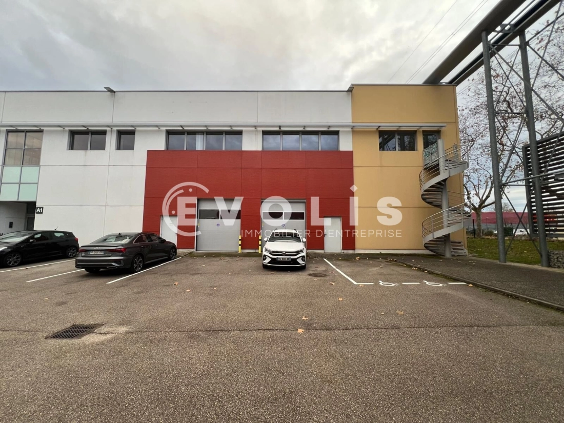 Photo 2 – location Entrepôts / activités	SAINT PRIEST (69800)