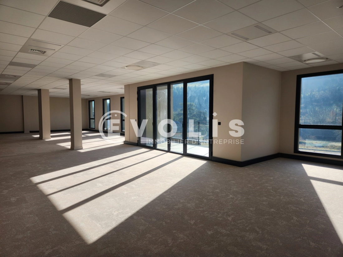 Photo 8 – vente Entrepôts / activités	TARARE (69170)