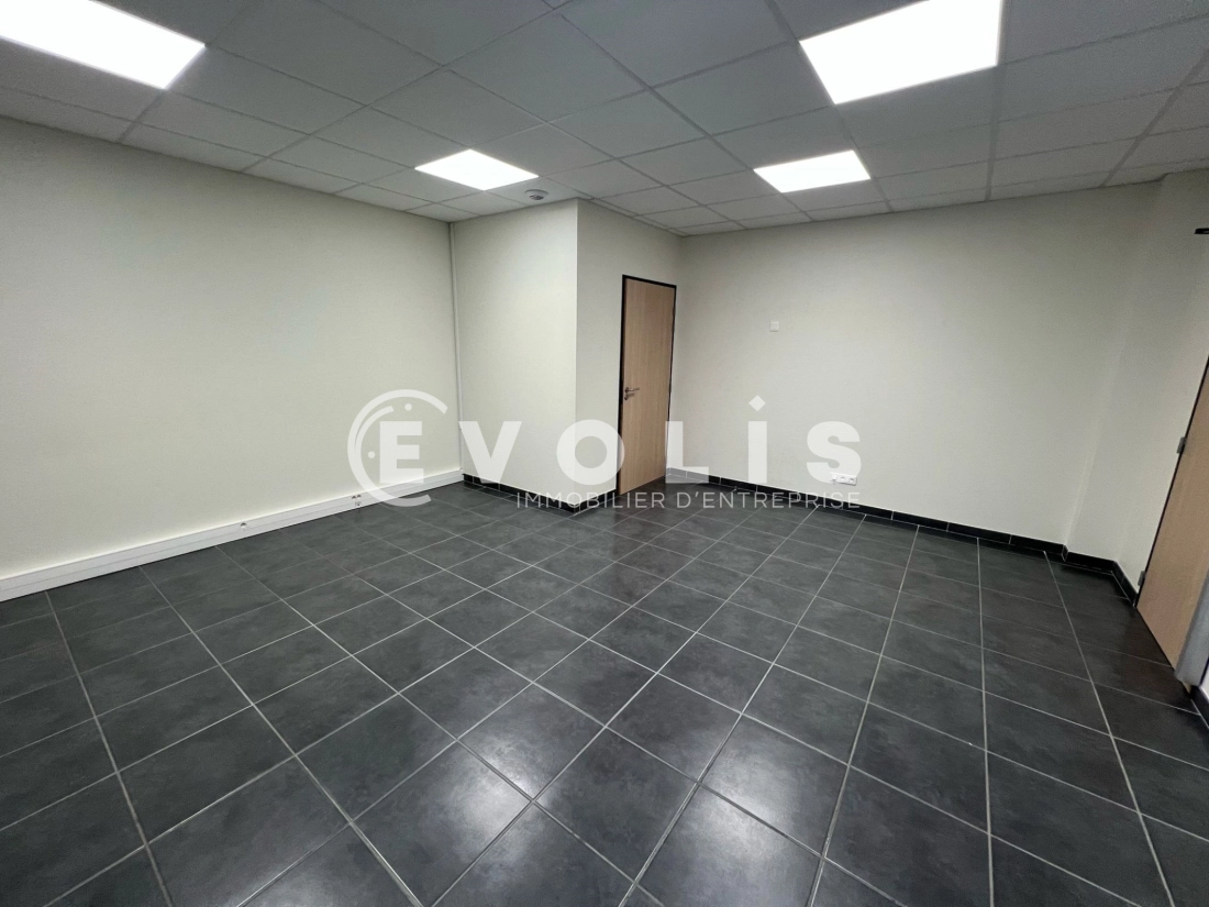 Photo 2 – location Entrepôts / activités	MEYZIEU (69330)