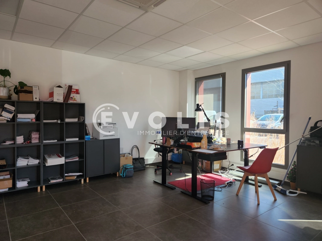 Photo 2 – location Entrepôts / activités	CHASSIEU (69680)