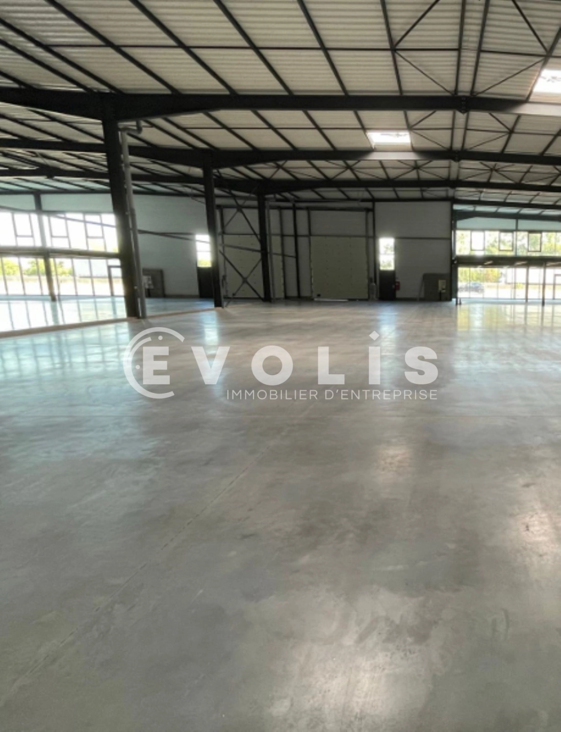 Photo 2 – location Entrepôts / activités	AMBERIEUX (69480)