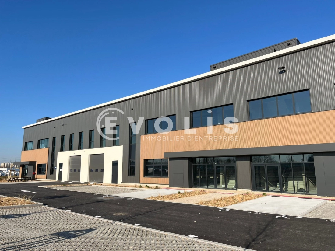 Photo 2 – location Entrepôts / activités	SAINT PRIEST (69800)