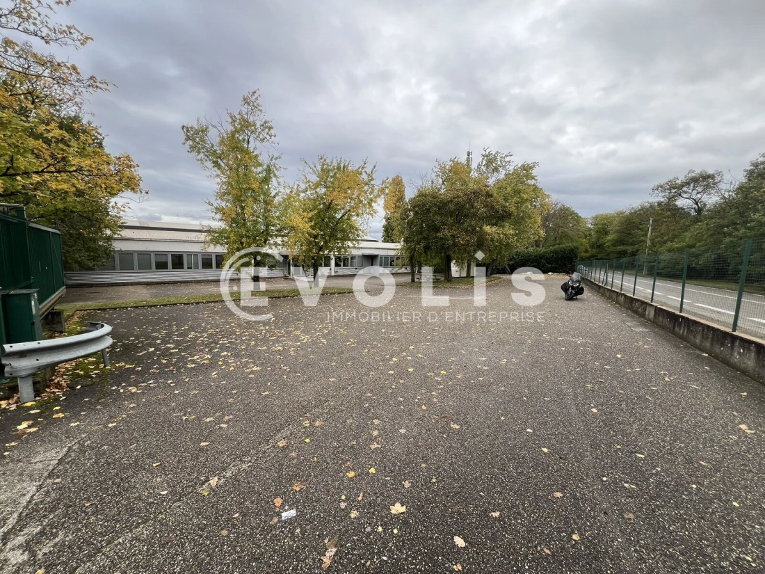 Photo 2 – location Entrepôts / activités	SAINT PRIEST (69800)