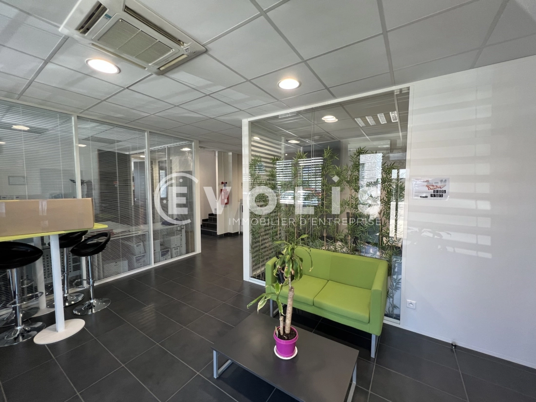 Photo 2 – location Entrepôts / activités	VAULX EN VELIN (69120)