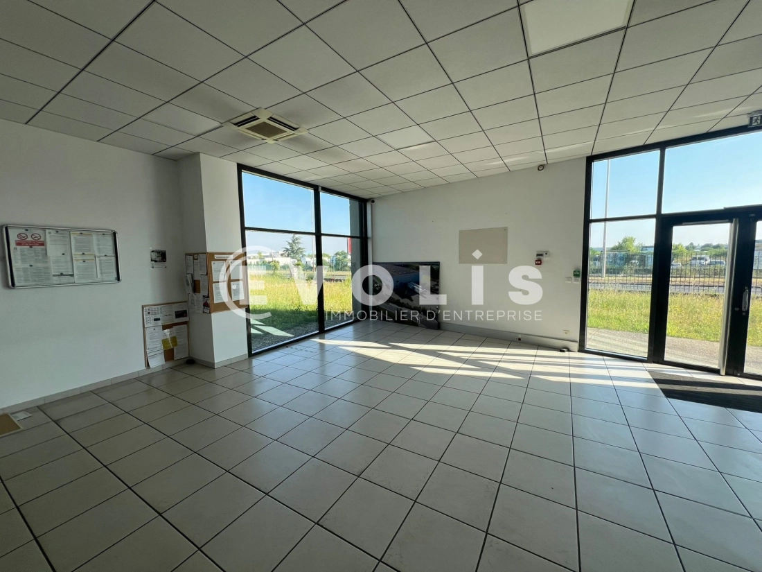 Photo 5 – vente Entrepôts / activités	ST PRIEST (69800)