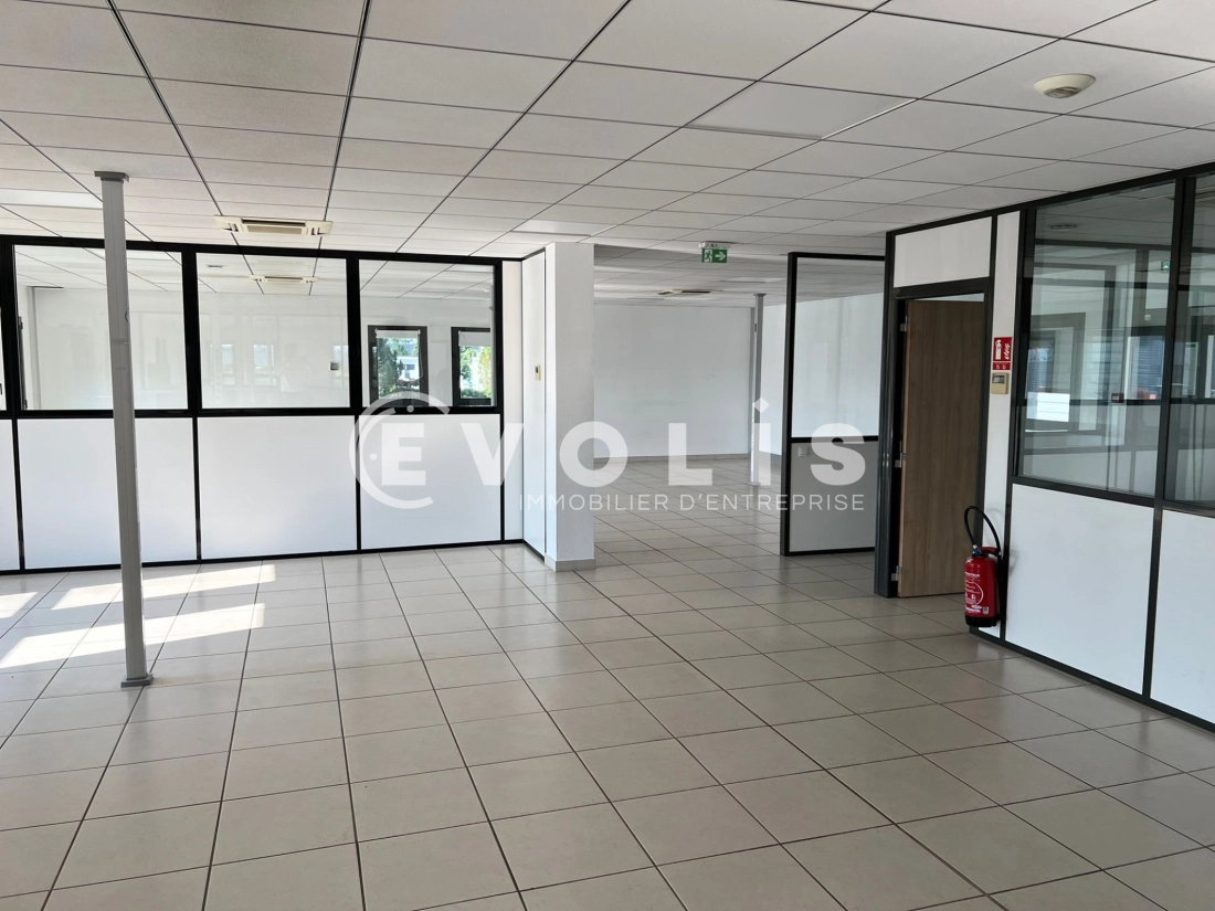 Photo 8 – vente Entrepôts / activités	ST PRIEST (69800)
