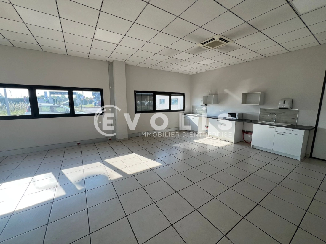 Photo 9 – vente Entrepôts / activités	ST PRIEST (69800)