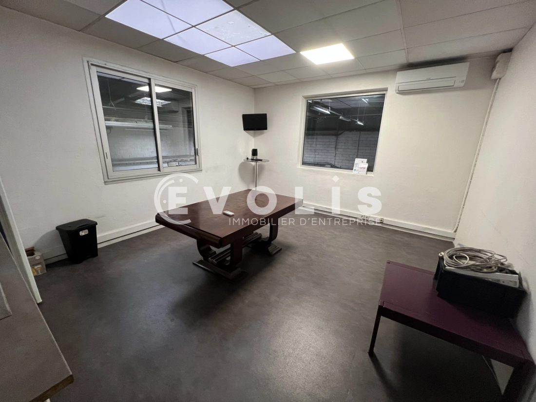 Photo 12 – vente Entrepôts / activités	SAINT PRIEST (69800)
