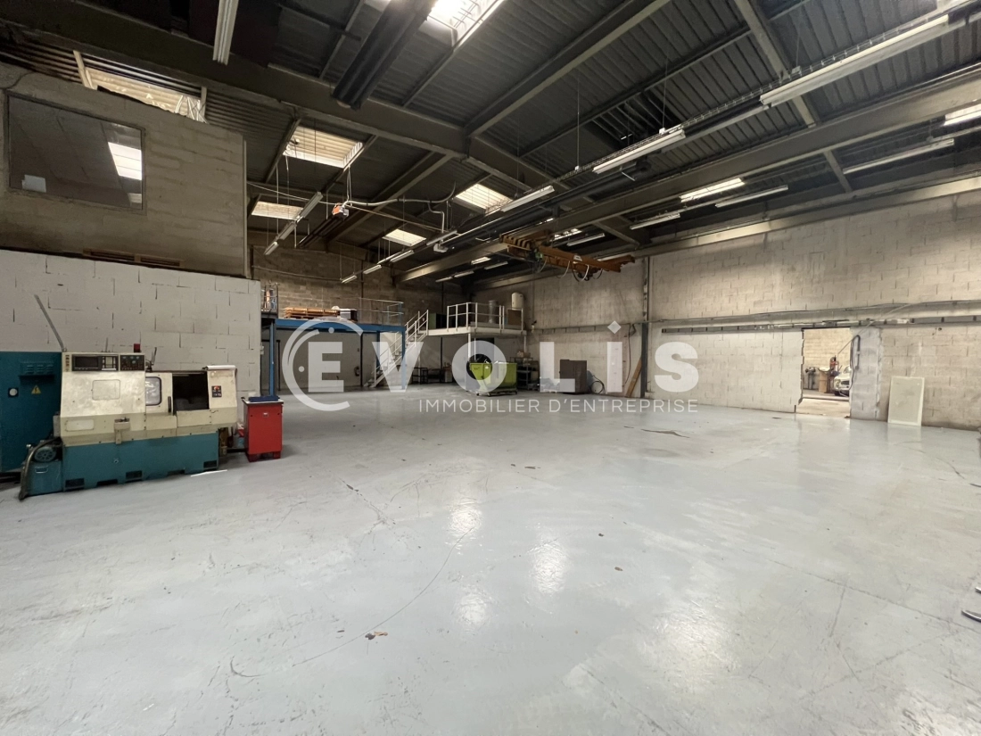 Photo 1 – vente Entrepôts / activités	SAINT PRIEST (69800)