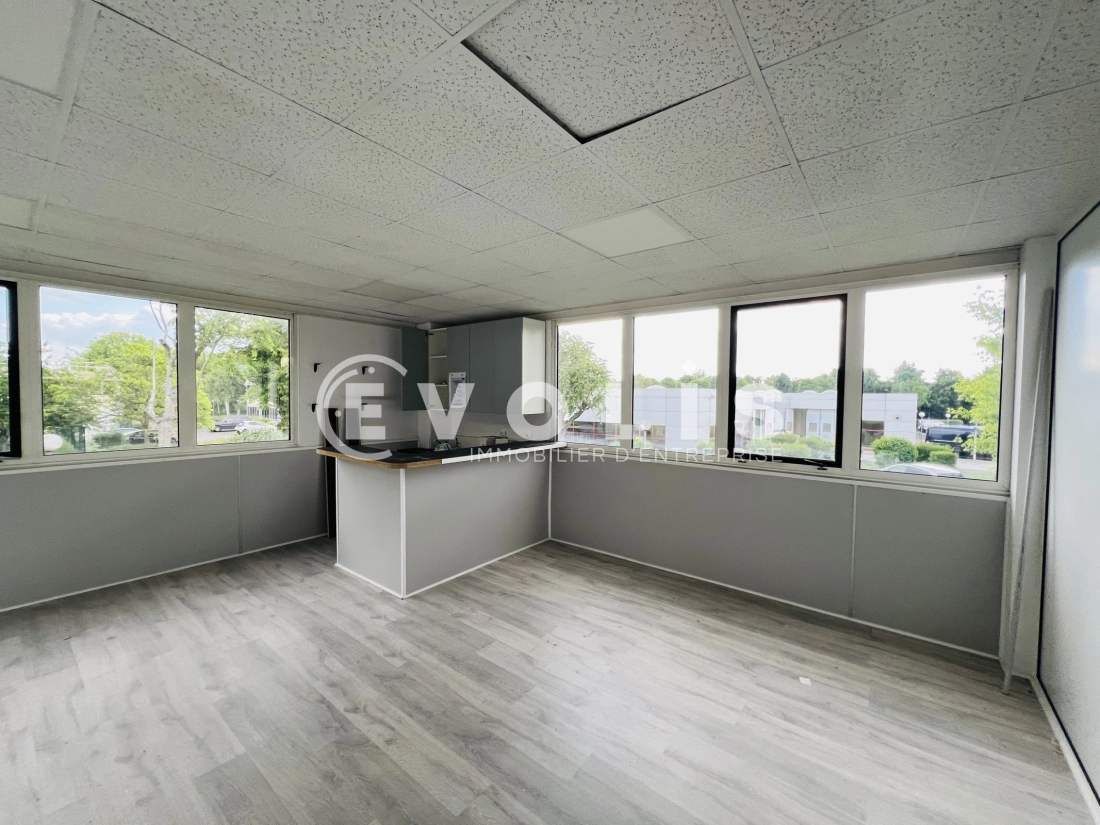 Photo 9 – vente Entrepôts / activités	SAINT THIBAULT DES VIGNES (77400)