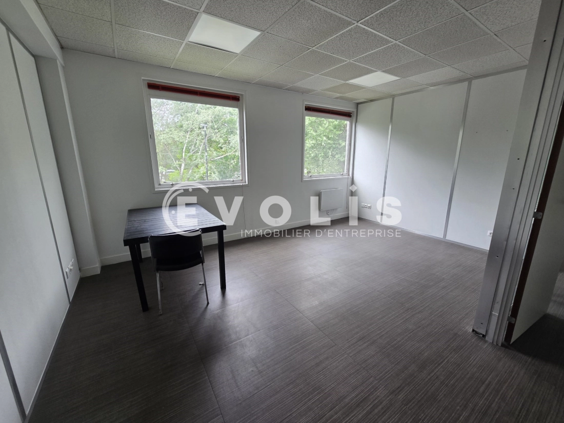 Photo 2 – location Entrepôts / activités	VERRIERES LE BUISSON (91370)