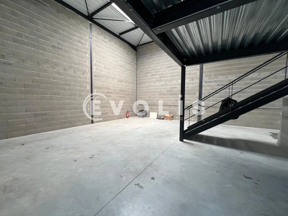 Photo 2 – location Entrepôts / activités	GENAY (69730)