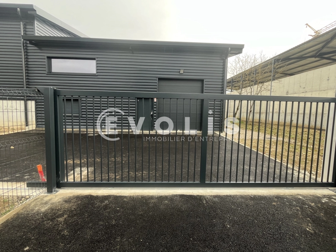 Photo 1 – location Entrepôts / activités	REAUMONT (38140)