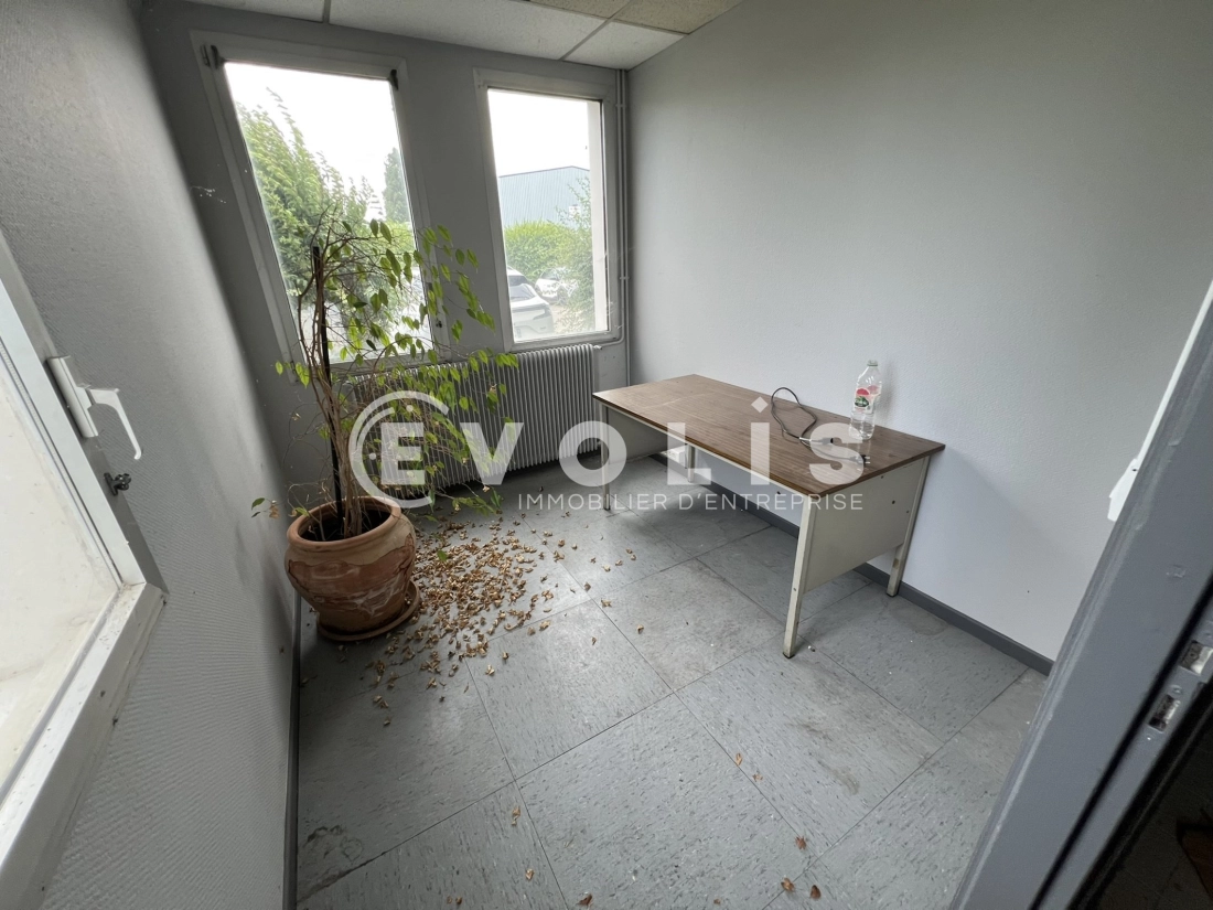 Photo 11 – location Entrepôts / activités	SAINT SYMPHORIEN D'OZON (69360)