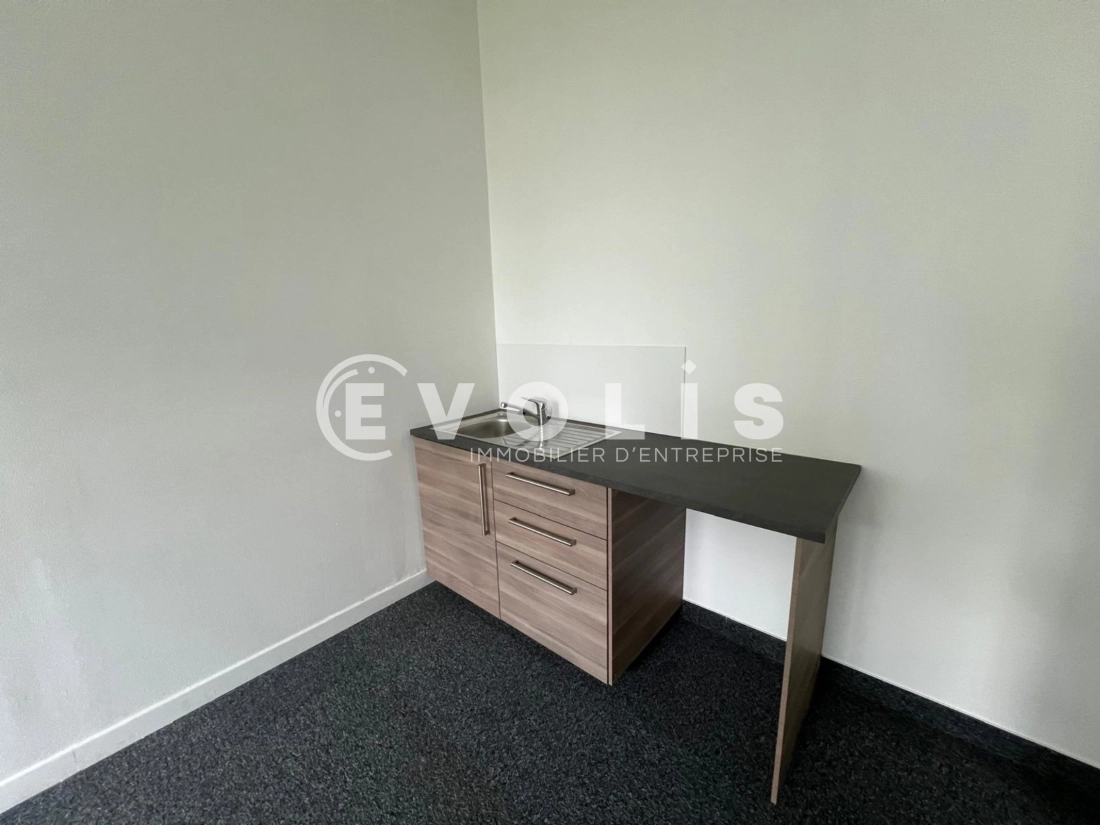 Photo 4 – location Entrepôts / activités	ST PRIEST (69800)