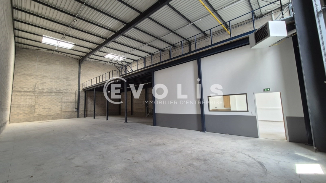 Photo 1 – location Entrepôts / activités	SERRIS (77700)