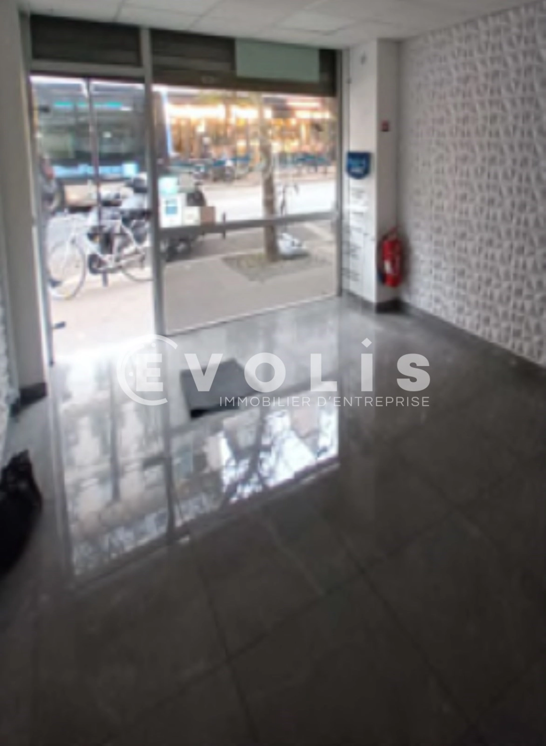 Photo 1 – location Locaux commerciaux	PARIS (75010)