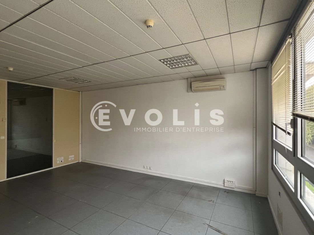 Photo 2 – location Entrepôts / activités	EMERAINVILLE (77184)