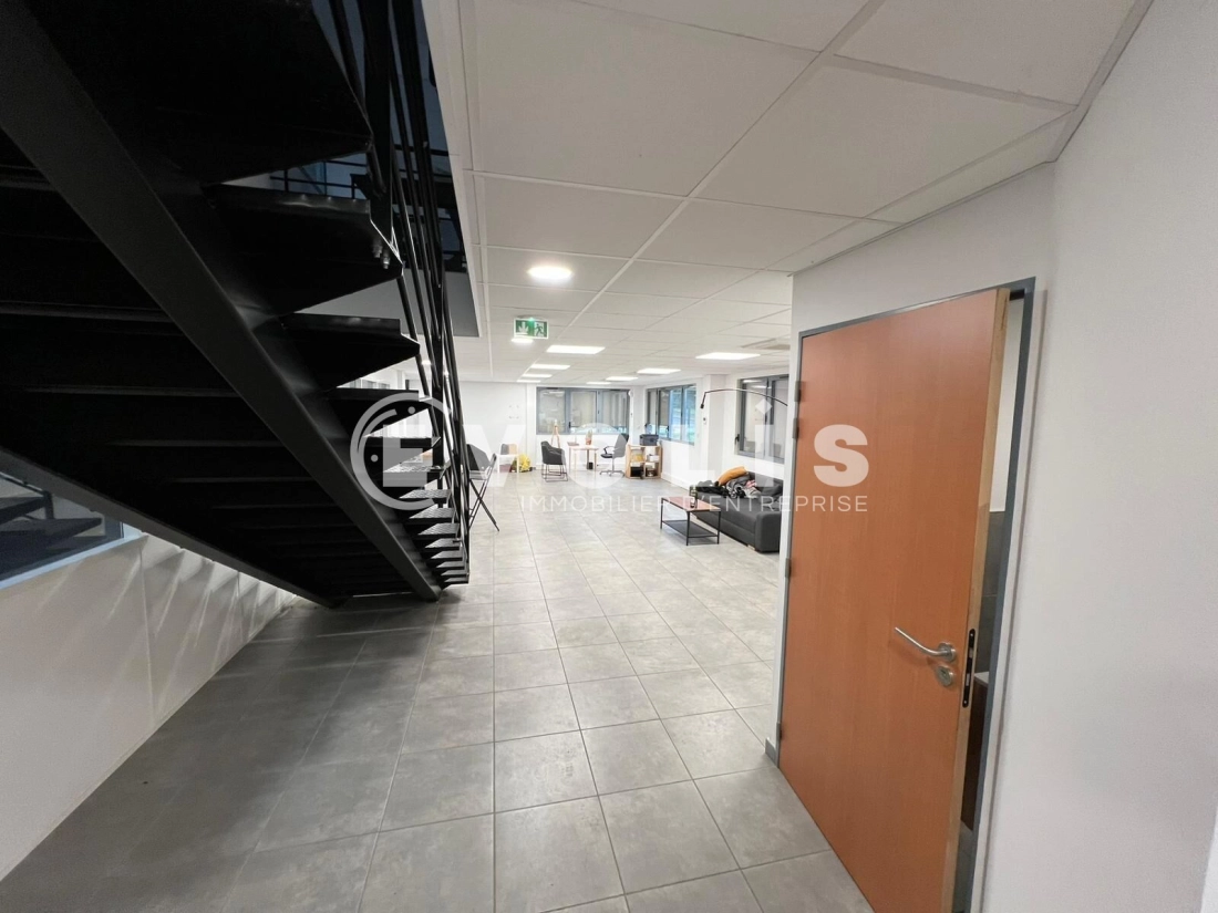 Photo 9 – location Entrepôts / activités	SAINT PRIEST (69800)