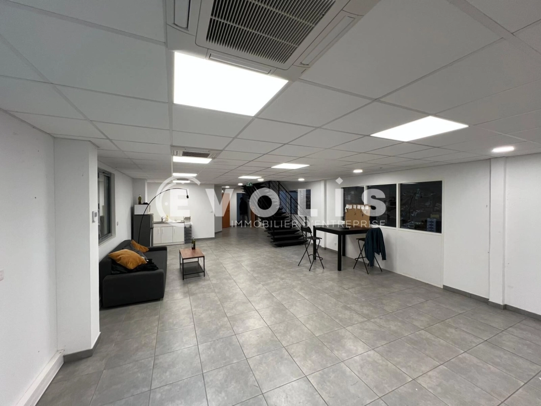 Photo 11 – location Entrepôts / activités	SAINT PRIEST (69800)