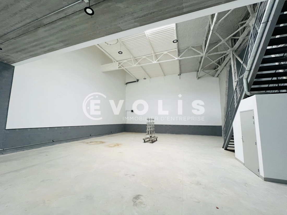 Photo 2 – location Entrepôts / activités	VAUX LE PENIL (77000)