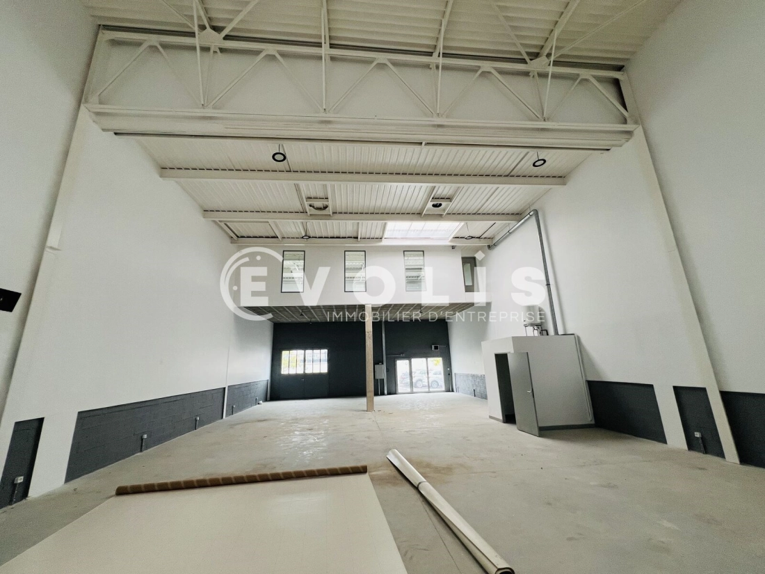Photo 1 – location Entrepôts / activités	VAUX LE PENIL (77000)