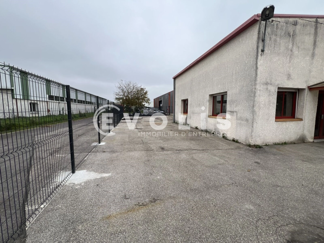 Photo 2 – location Entrepôts / activités	MONTLUEL (01120)