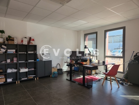 Photo 2 – location Entrepôts / activités	CHASSIEU (69680)
