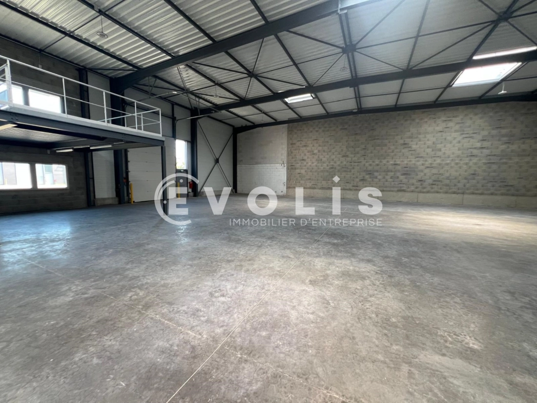 Photo 2 – location Entrepôts / activités	SAINT PRIEST (69800)