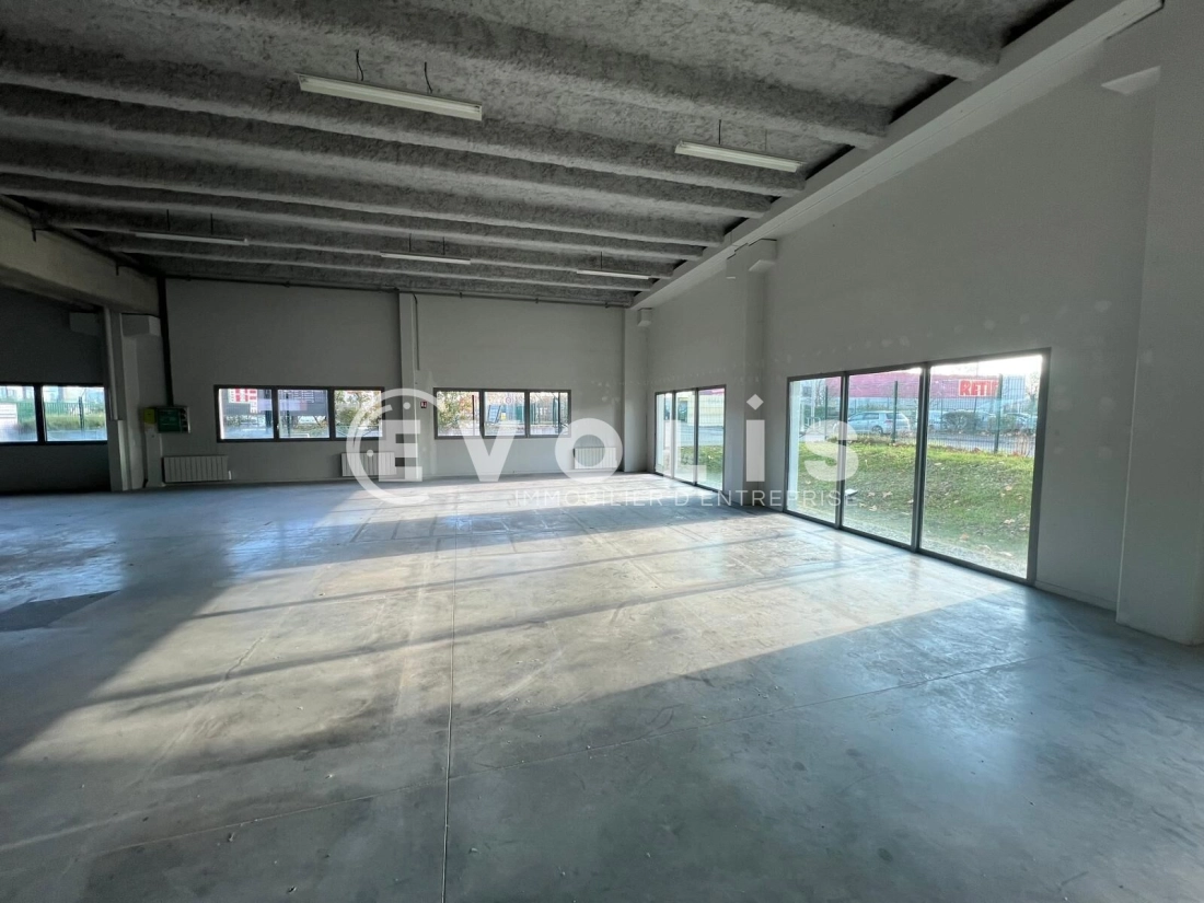 Photo 4 – location Entrepôts / activités	SAINT PRIEST (69800)