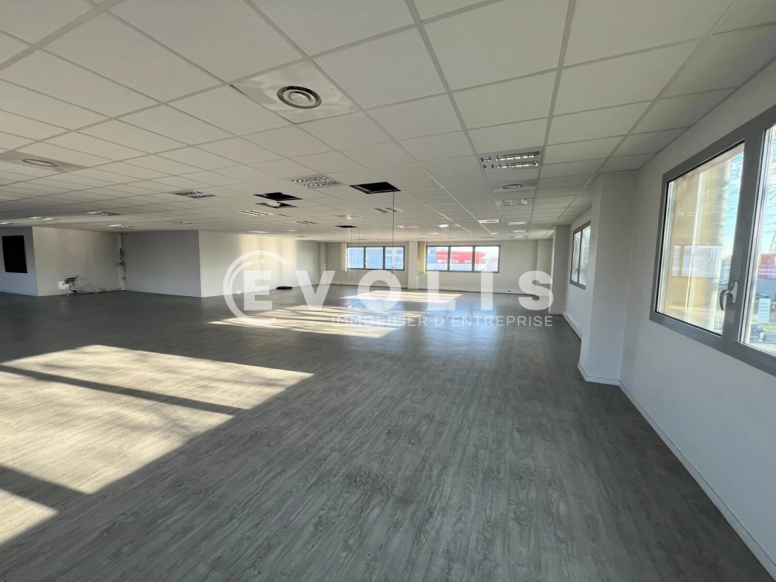 Photo 9 – location Entrepôts / activités	SAINT PRIEST (69800)