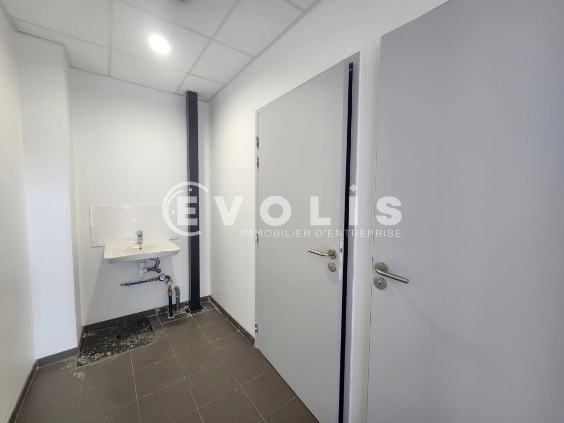 Photo 8 – location Entrepôts / activités	CHASSIEU (69680)
