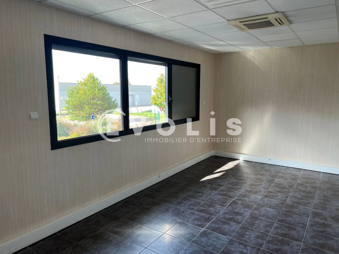 Photo 11 – location Entrepôts / activités	SAINT PRIEST (69800)