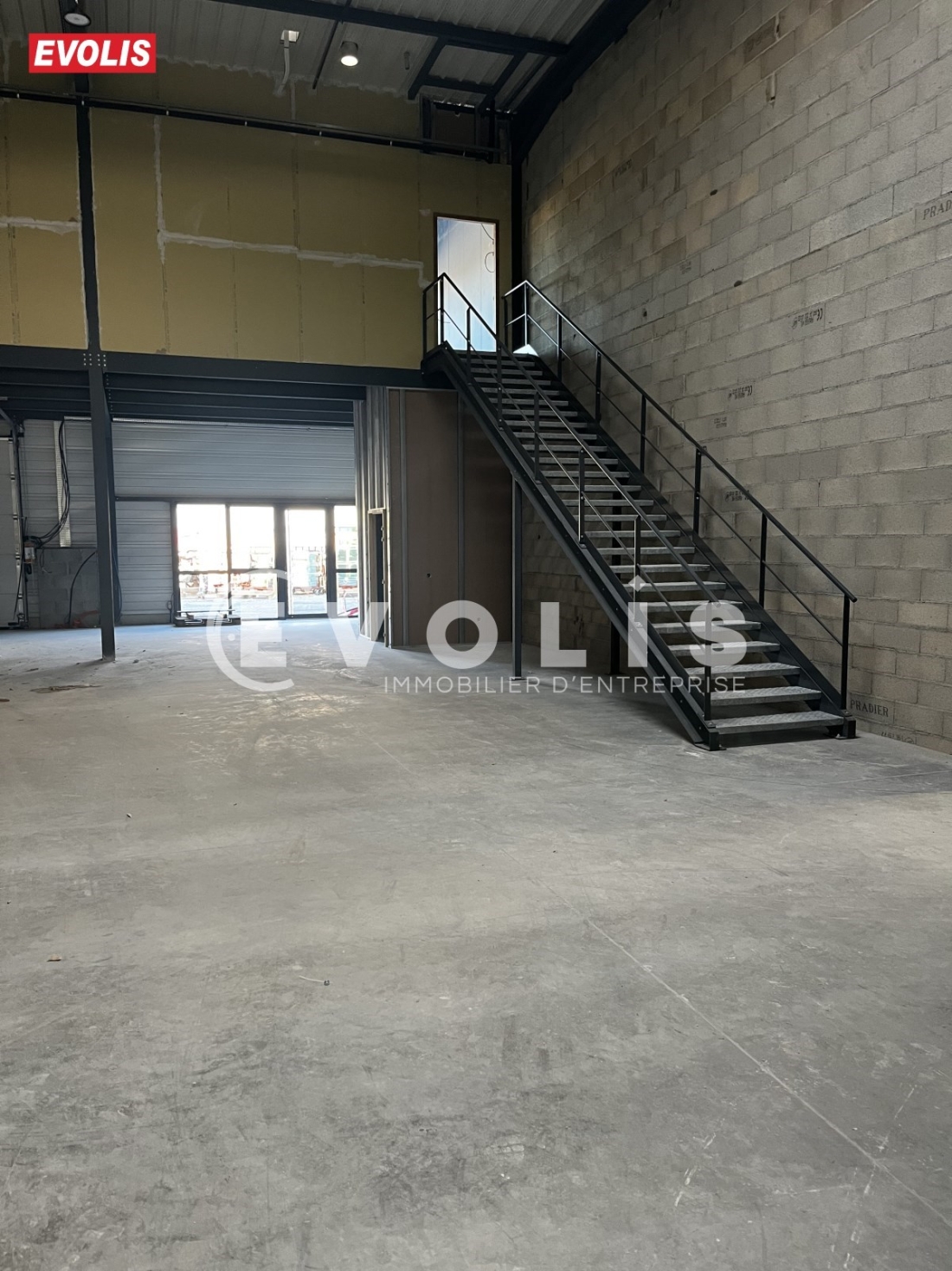 Photo 4 – location Entrepôts / activités	VILLENEUVE LES AVIGNON (30400)