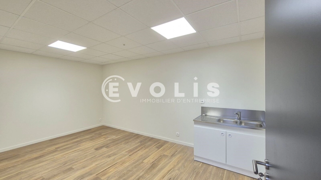 Photo 13 – location Entrepôts / activités	SAINT THIBAULT DES VIGNES (77400)