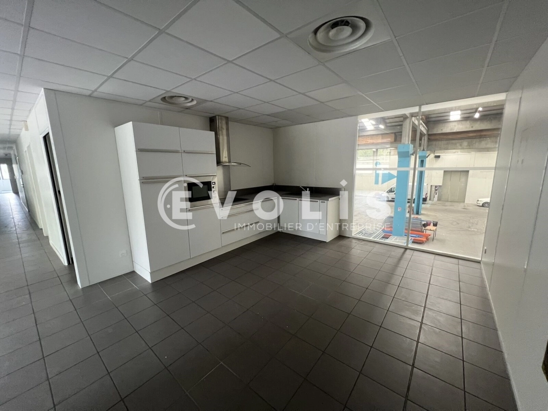 Photo 12 – location Entrepôts / activités	SAINT PRIEST (69800)