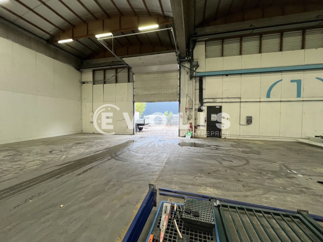 Photo 11 – location Entrepôts / activités	SAINT PRIEST (69800)