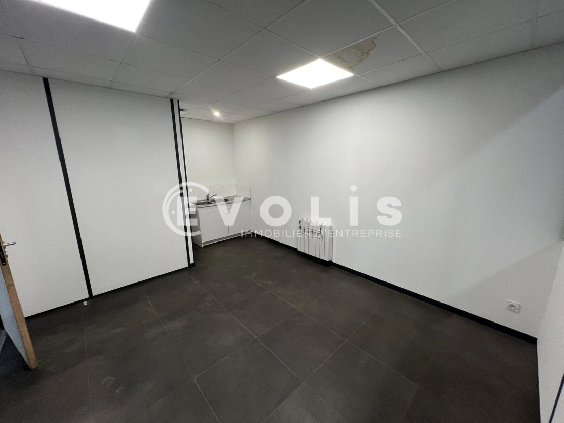 Photo 8 – location Entrepôts / activités	SAINT PRIEST (69800)