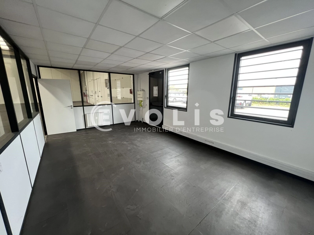 Photo 11 – location Entrepôts / activités	SAINT PRIEST (69800)