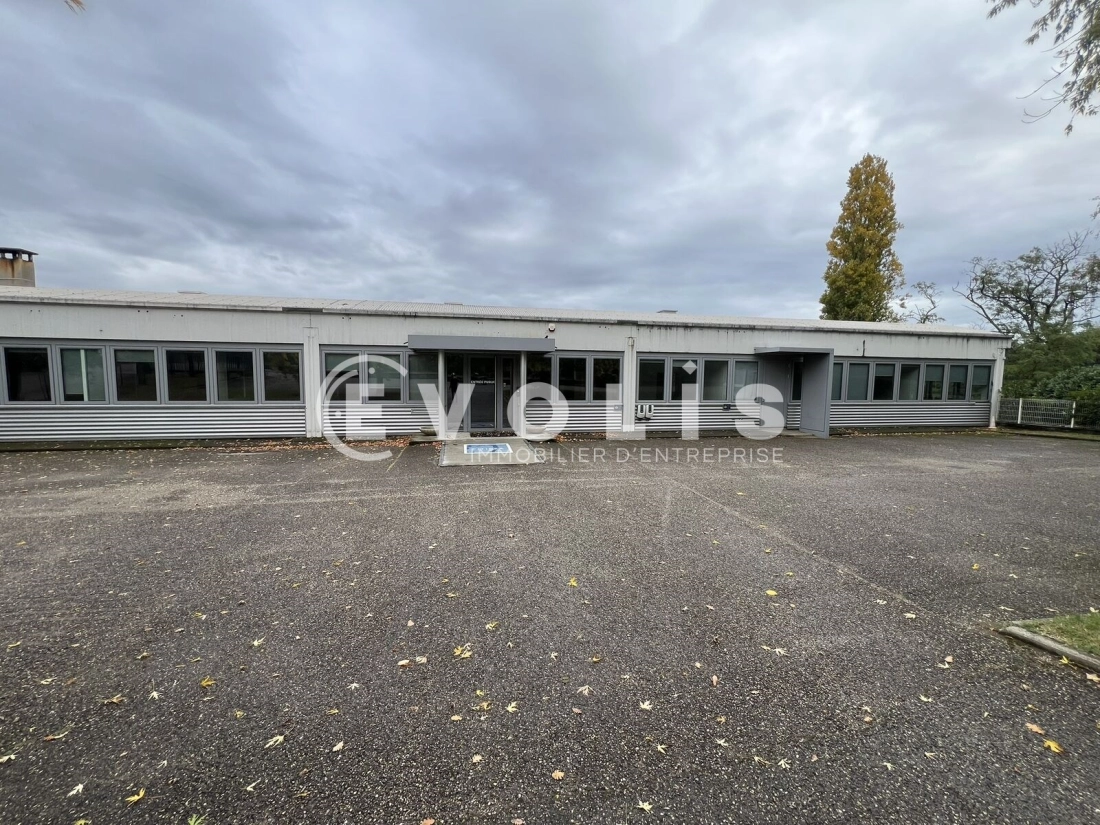 Photo 1 – location Entrepôts / activités	SAINT PRIEST (69800)