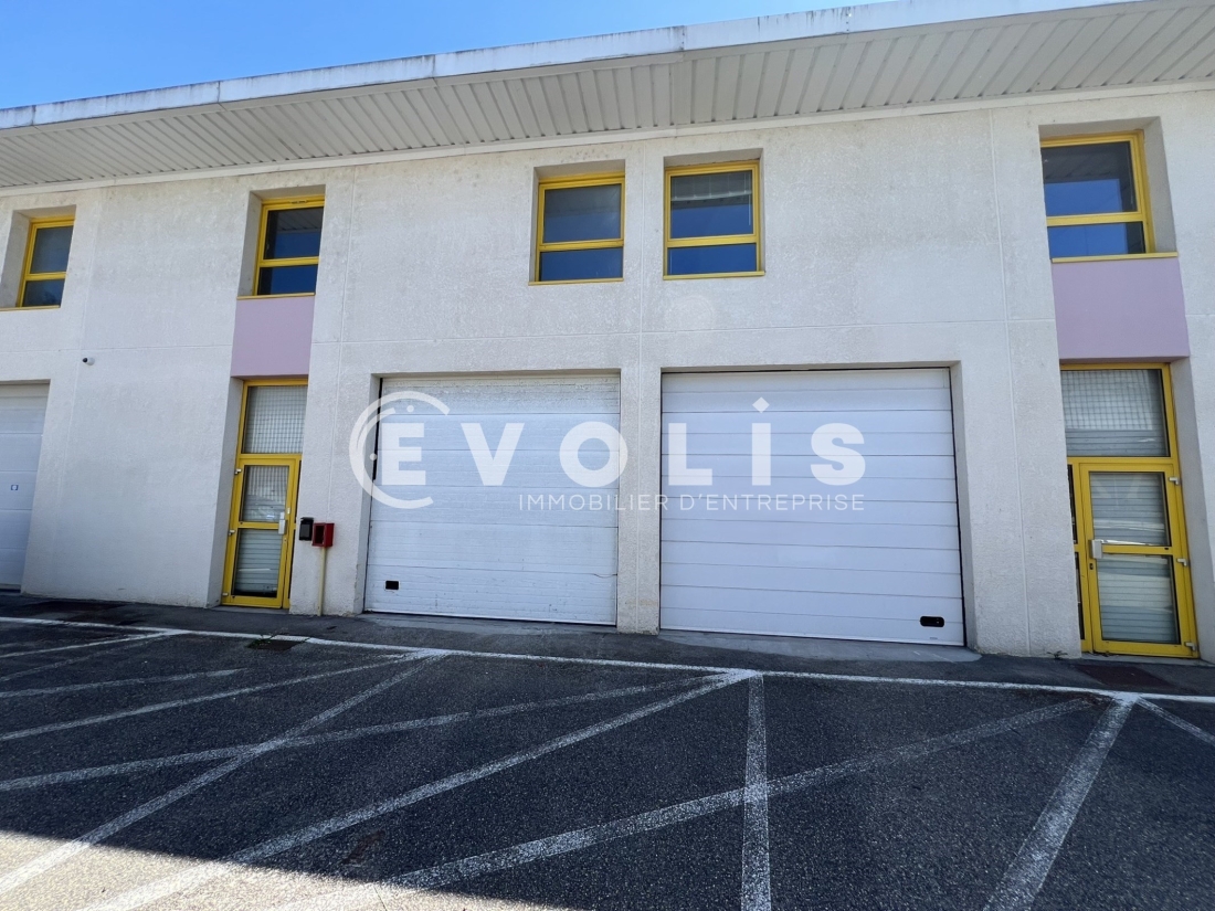 Photo 1 – location Entrepôts / activités	VAULX EN VELIN (69120)