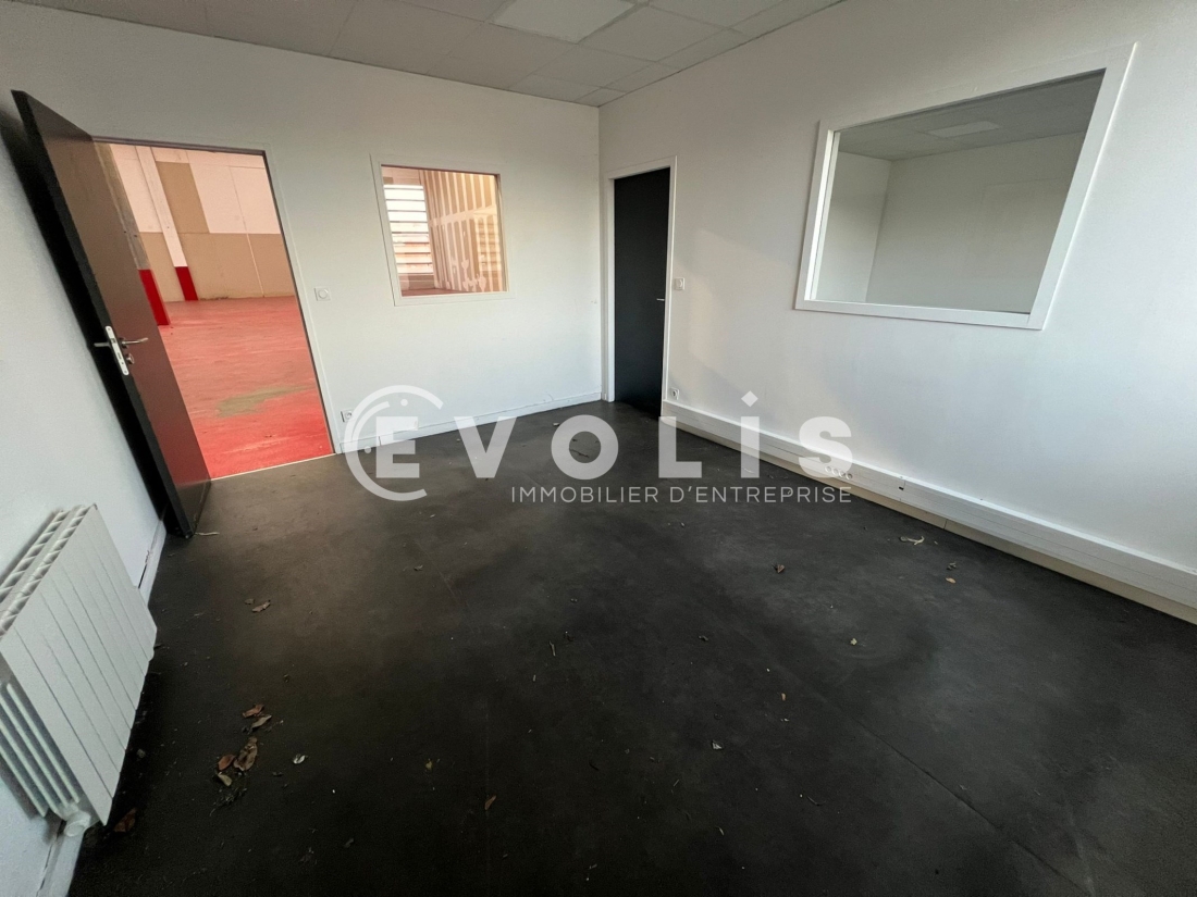 Photo 2 – location Entrepôts / activités	SAINT PRIEST (69800)