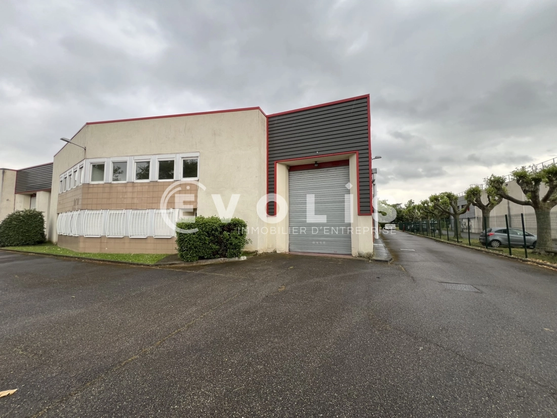 Photo 2 – location Entrepôts / activités	SAINT PRIEST (69800)
