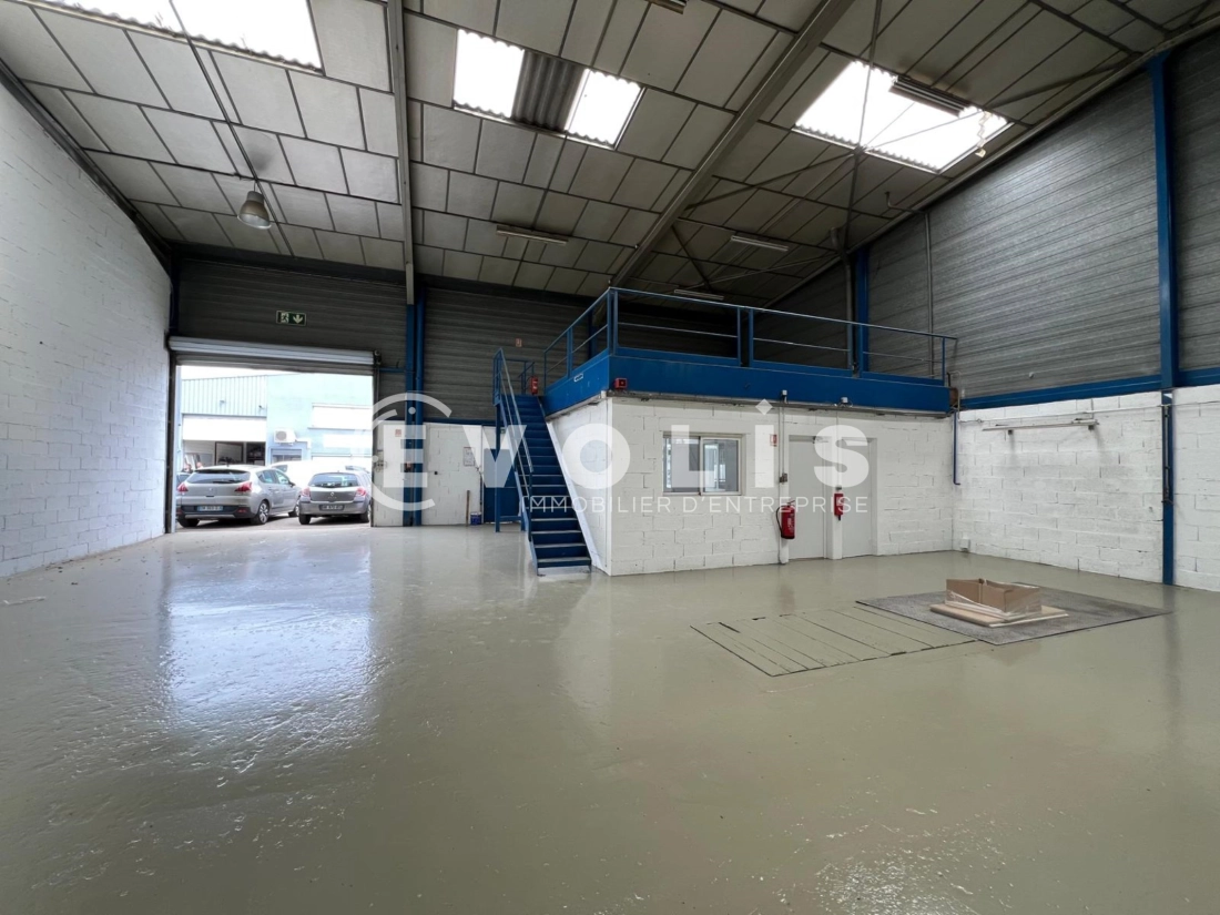 Photo 1 – location Entrepôts / activités	CHASSIEU (69680)