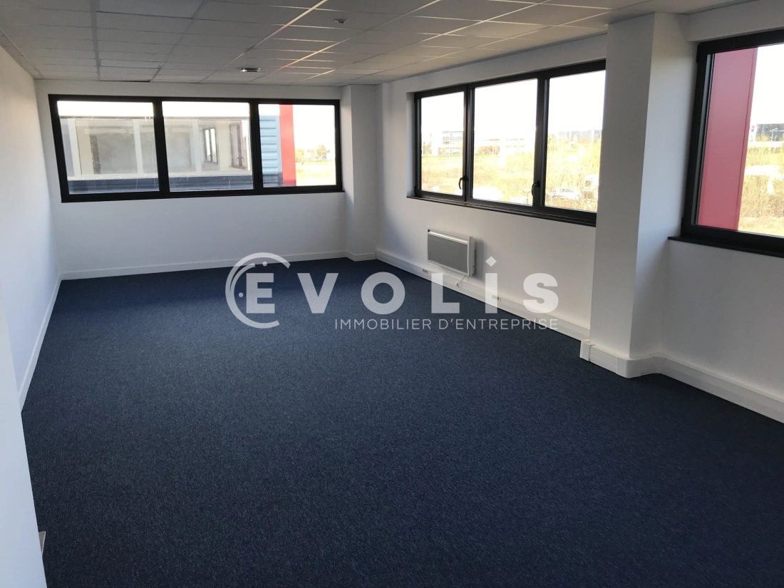Photo 3 – location Entrepôts / activités	CHANTELOUP EN BRIE (77600)