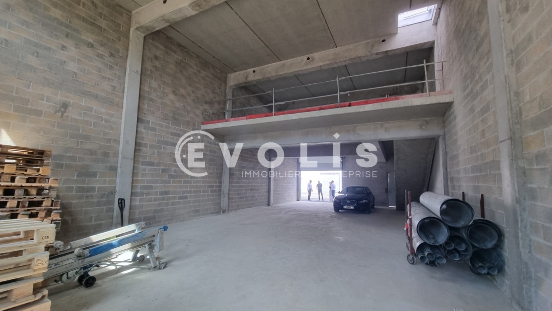 Photo 2 – vente Entrepôts / activités	SERRIS (77700)
