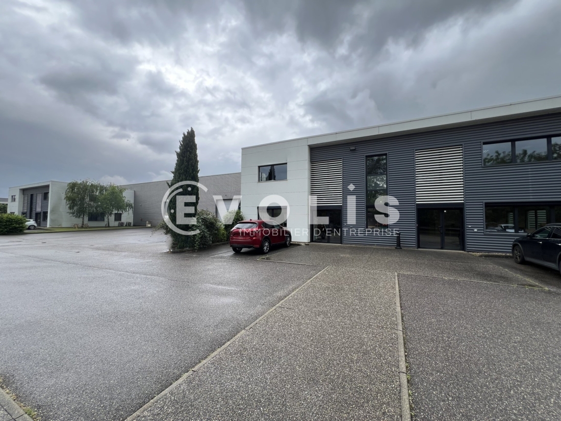 Photo 1 – location Entrepôts / activités	SAINT PRIEST (69800)