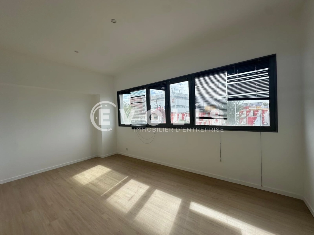 Photo 6 – location Entrepôts / activités	VILLENEUVE LA GARENNE (92390)