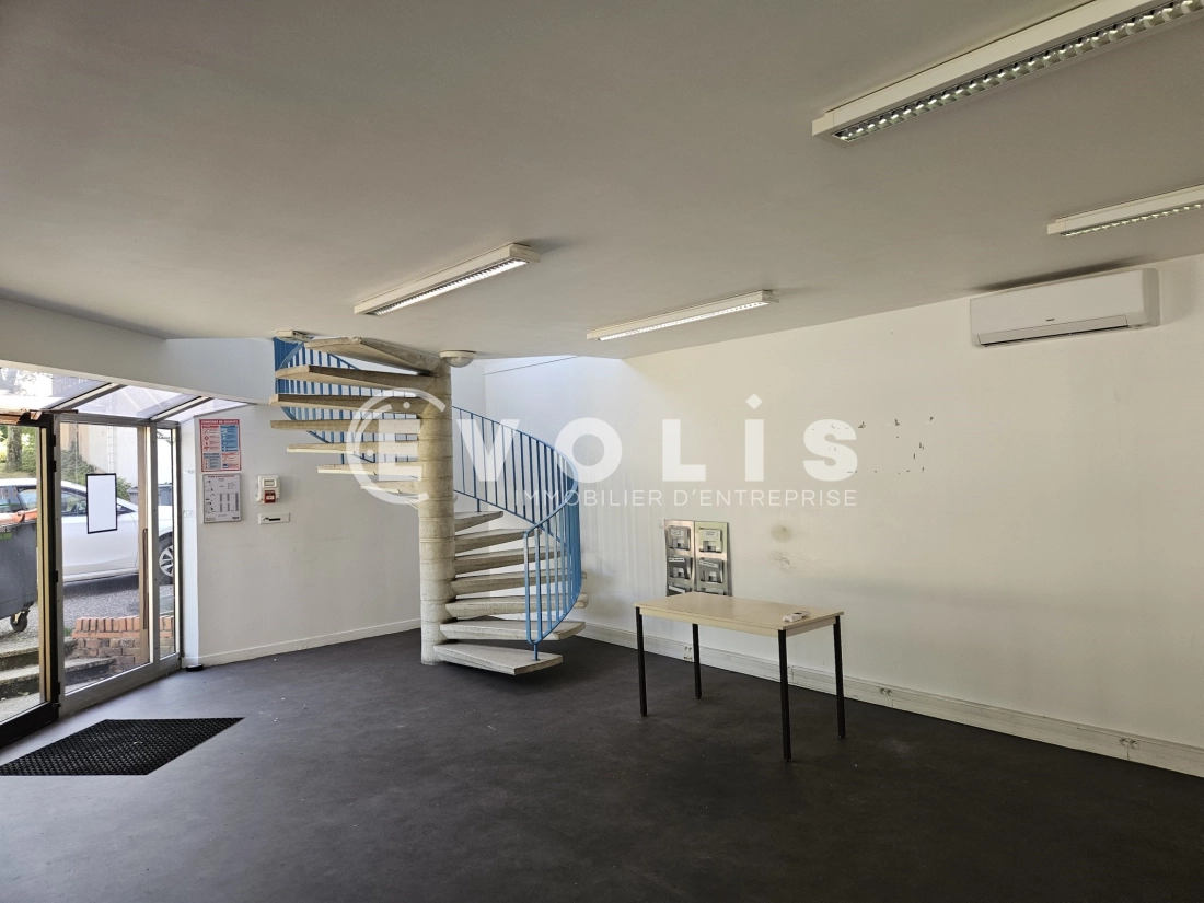 Photo 2 – location Entrepôts / activités	PALAISEAU (91120)