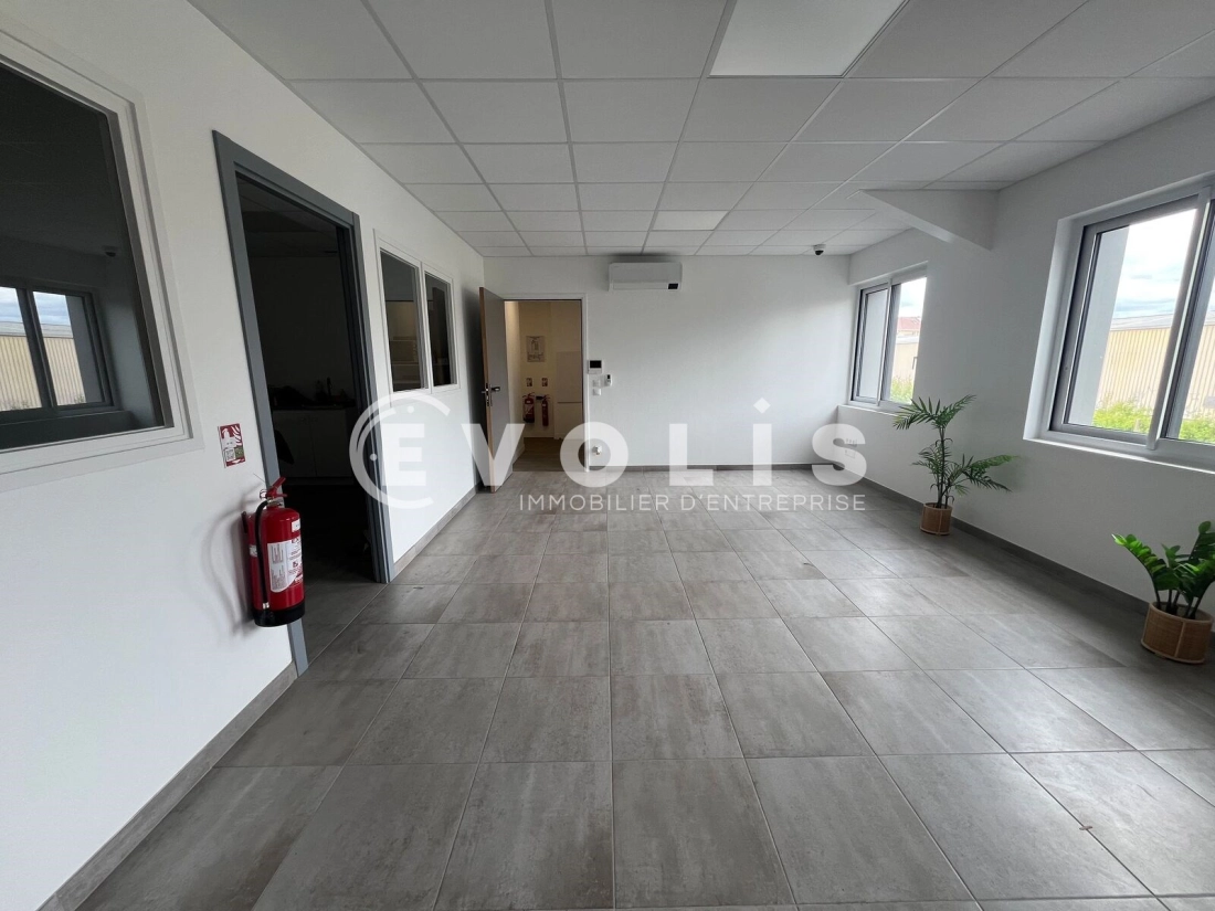 Photo 4 – location Entrepôts / activités	OZOIR LA FERRIERE (77330)